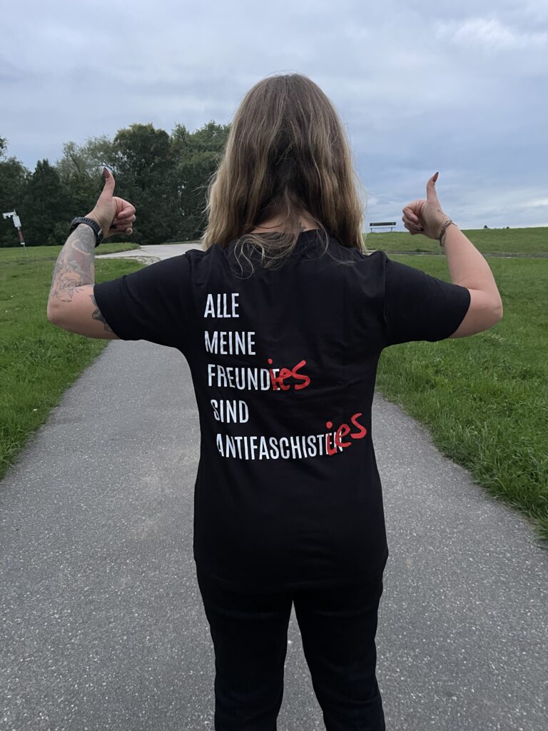 Shirt - Alle meine Freundies sind Antifaschisties (Schwarz)