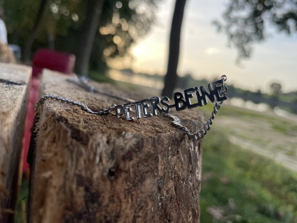 Peters Beine Halskette